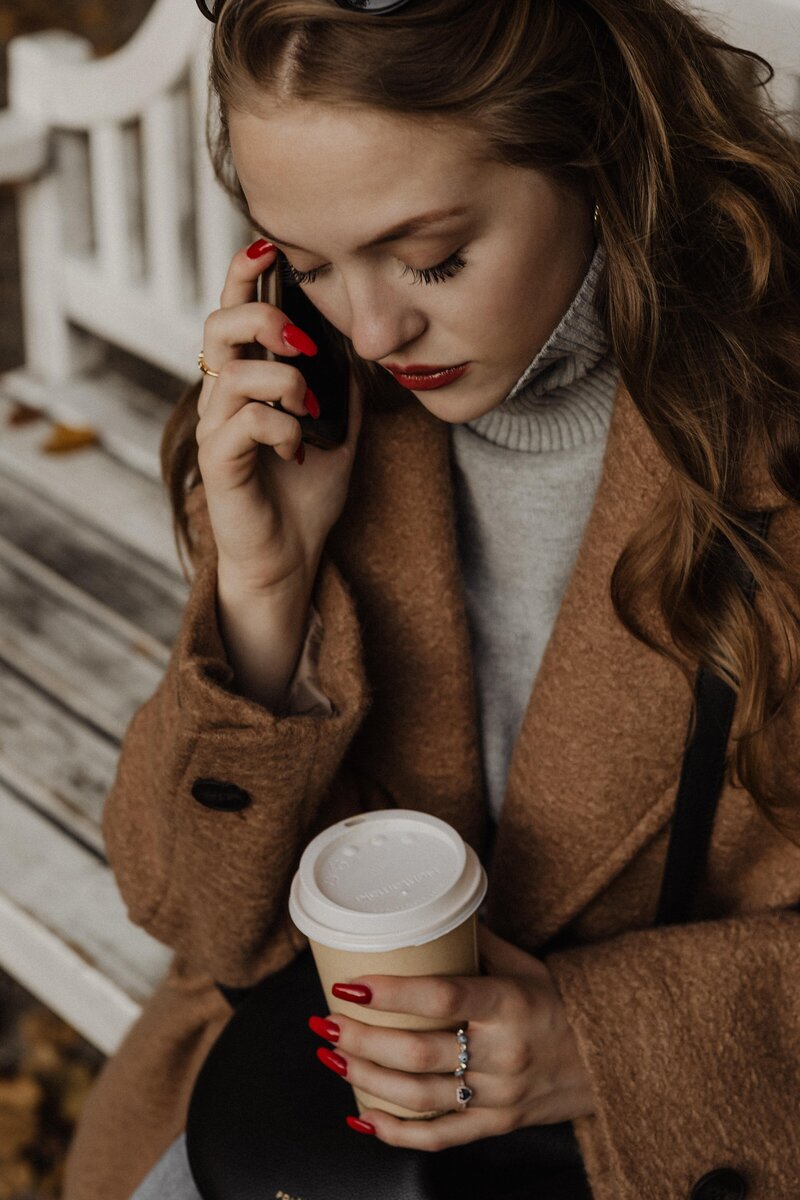 kaboompics_city-chic-in-autumn-casual-fall-outfit-fashion-trends-33473-min