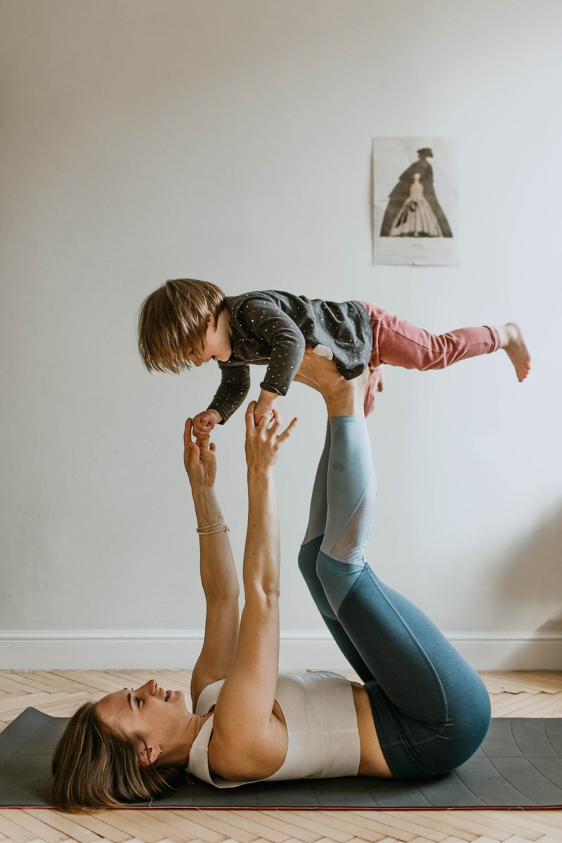 mom-and-daughter-yoga