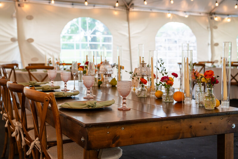 Wedding dining table styled with colorful flowers and candlelight – photographed by wedding photographer Niko Coric – Lumen Clarity Media