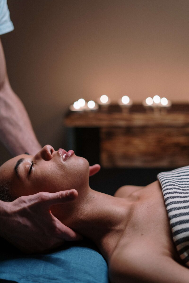 Swedish massage in Puerto Escondido offers gentle, full-body relaxation while improving circulation and easing muscle tension—an ideal choice for stress relief and overall wellness through EnForma.
