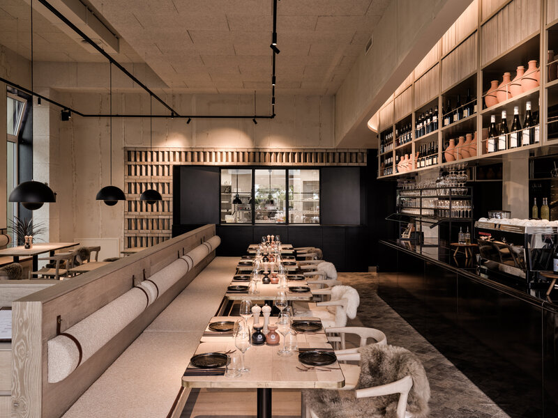 Modern eingedeckte Tische im Restaurant BRACA des Hotels the breeze.