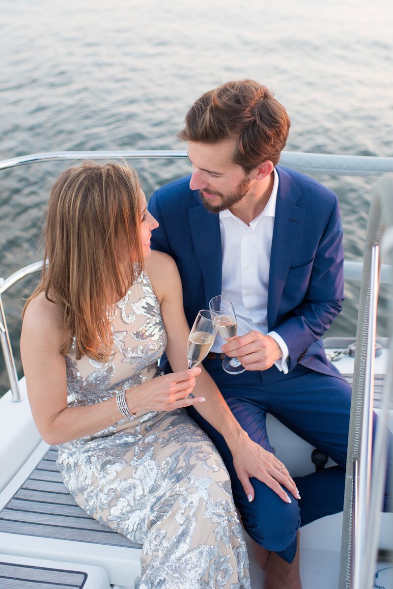 2_wedding-details_popping-champagne-on-a-sail-boat_7851