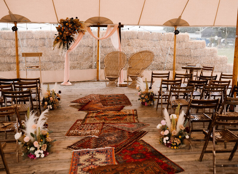Bruiloftstyling binnen tent met perzische tapijten
