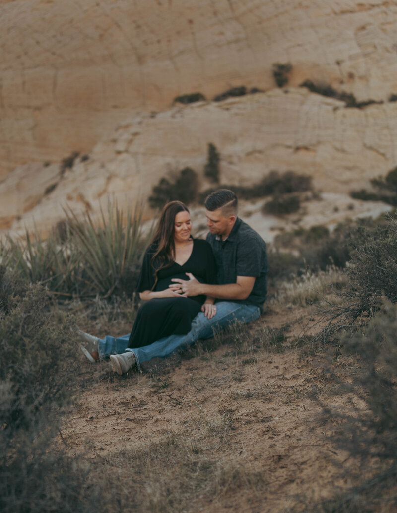 Outdoor maternity photo session in Southern Utah landscape