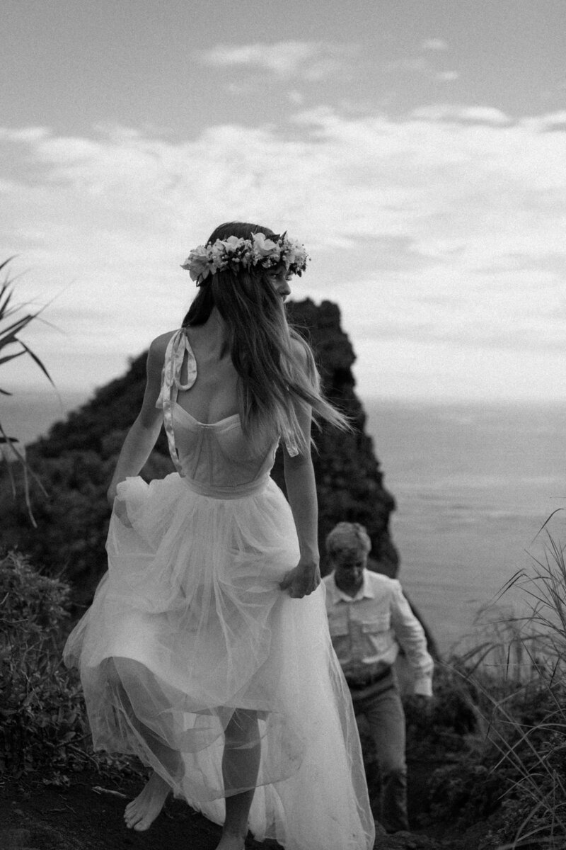 Mountain elopement photographer in Oahu, Hawaii