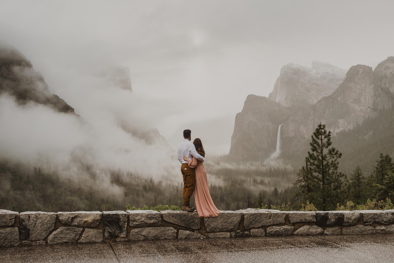 Couples photography at Tunnel View in Yosemite