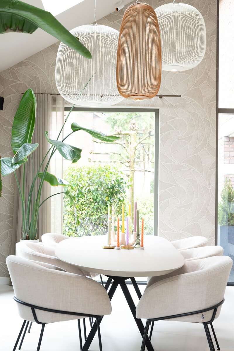 Moderne inrichting eetkamer door Styling by Annemarie