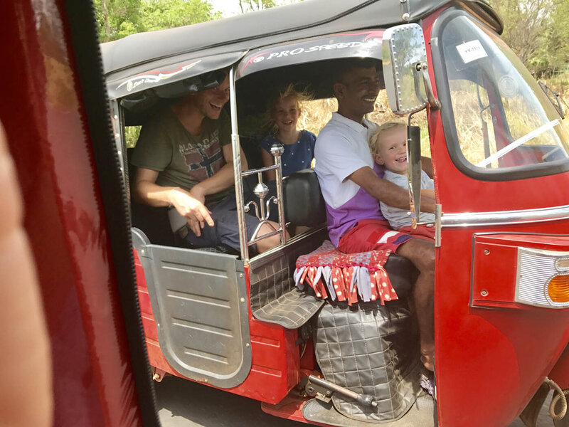 Reis_met_kinderen-Sri_Lanka-tuktuk