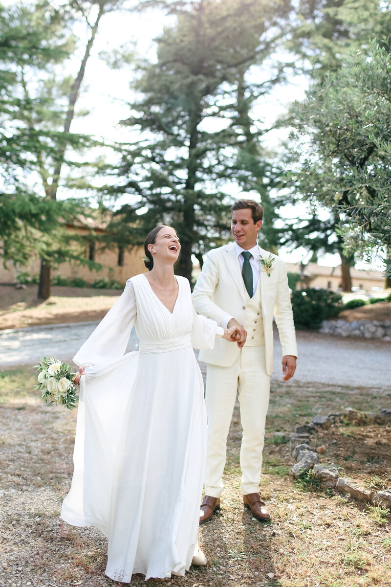 couple-laughing-together-at-luxury-wedding-in-provence