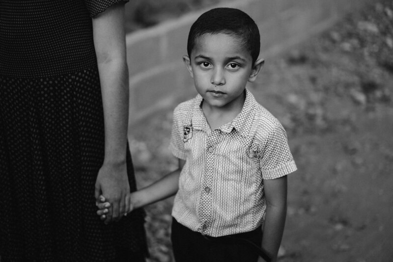 Een jongetje houd de hand van zijn zus vast in de sloppenwijken van Colombia