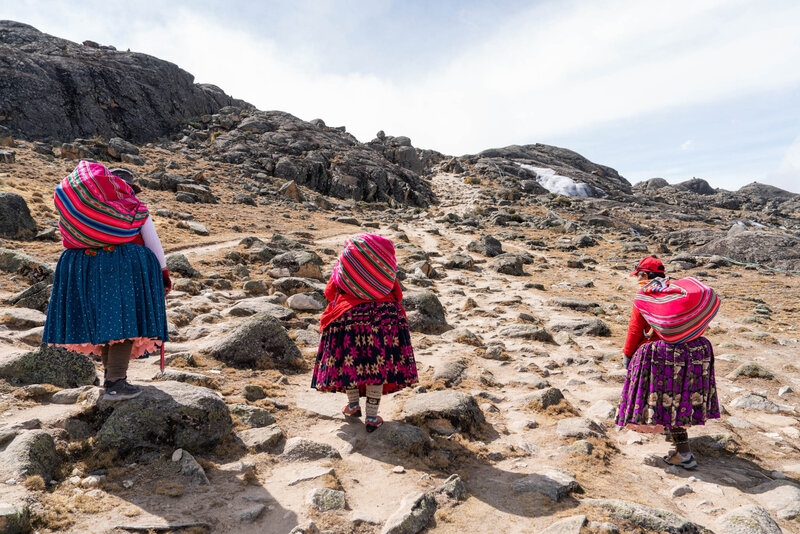 climbing_cholita_group_portrait_andes_bolivia2