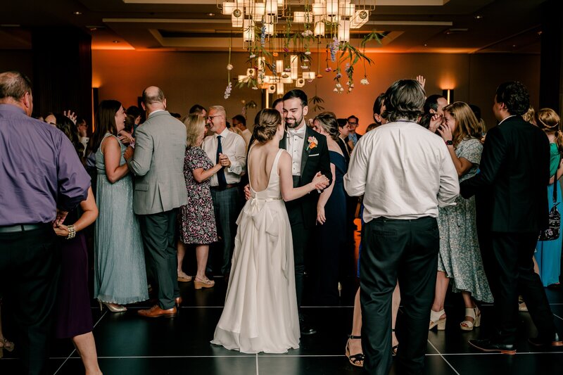 vibrant-catholic-wedding-in-reston-virginia-00040