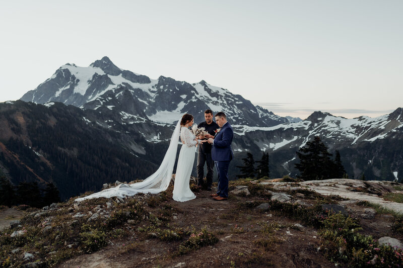 elopement ceremony in Washington mountains