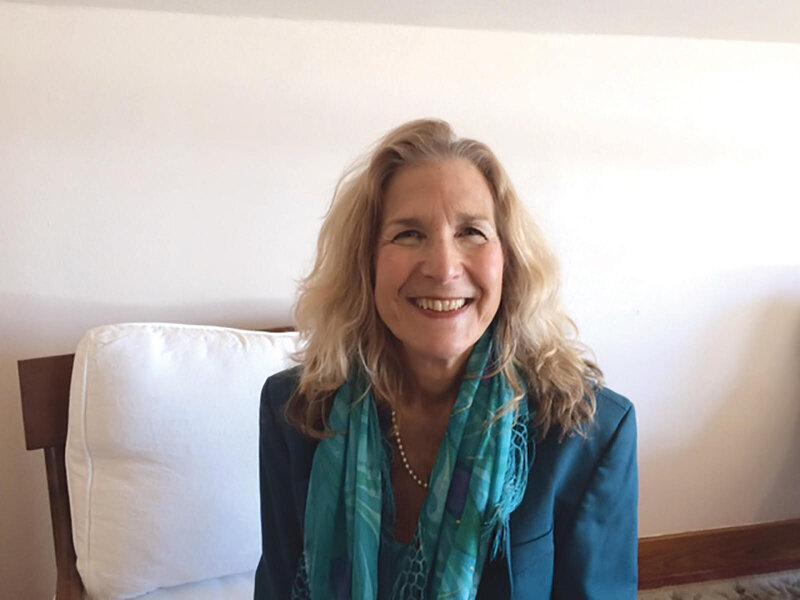 Dr. Lisa Raskin of SOMA Radiant Wellness smiles for a headshot.