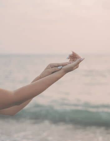 woman-hands-by-the-ocean