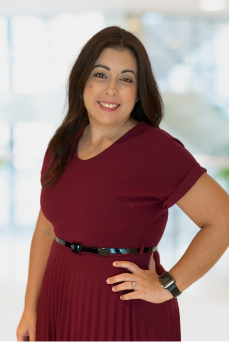 Jennis Rivera, web designer helping mom entrepreneurs with web design.