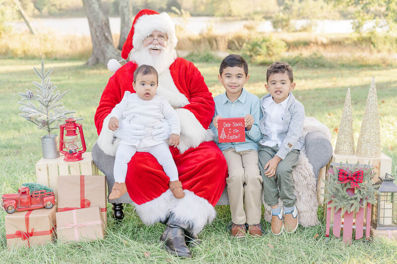Santa with kids during Christmas minis in Loudoun County, Virginia