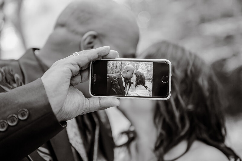 Spontane gezinsfoto door Leukfotografie, familiefotograaf in de Duinen van groet gespecialiseerd in pure kinder- en gezinsfotografie