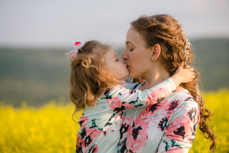 JandDstudio-farm-vintage-family-spring-oldcar-mom-girl-kissing