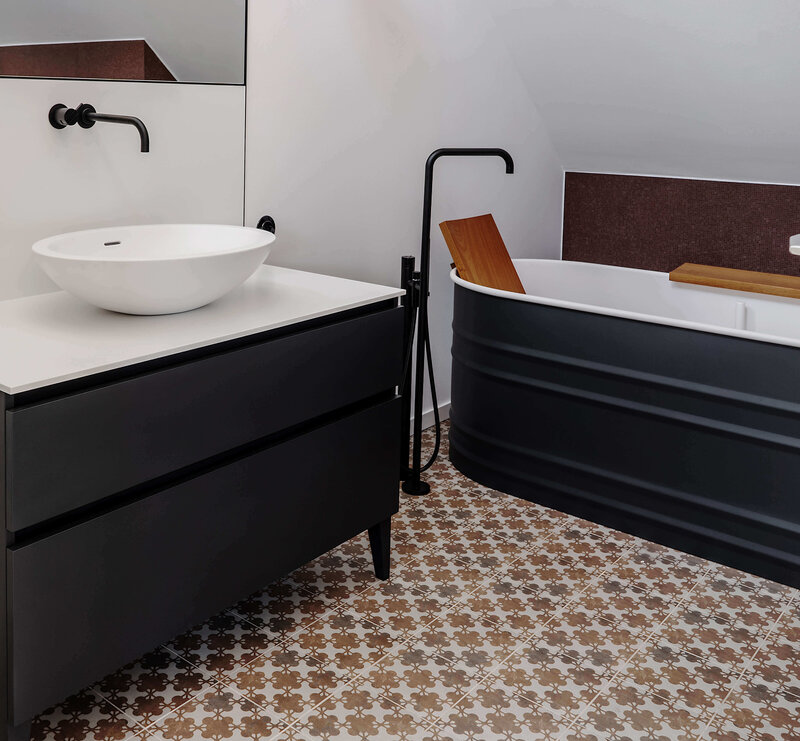 Badezimmer mit Waschtisch und Badewanne aus Holz und Metall-Optik | ADAM Innenausbau