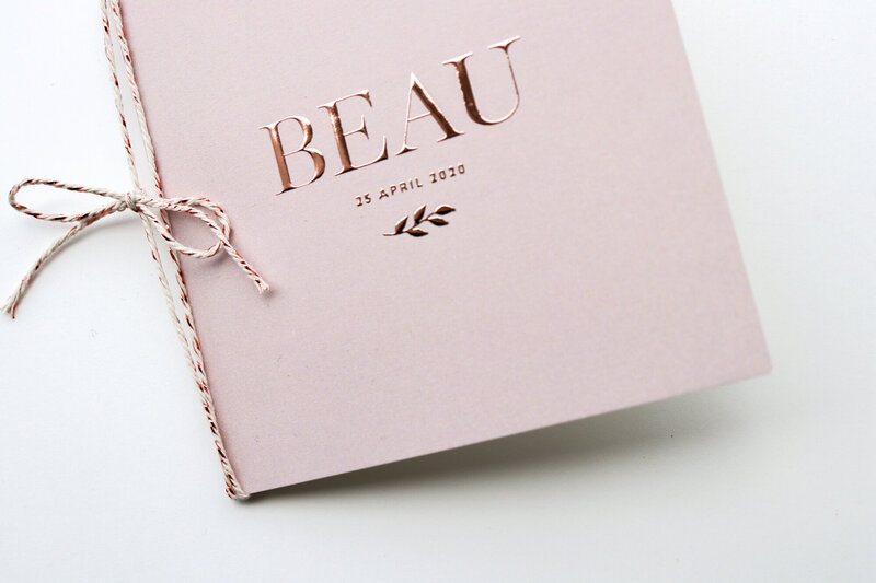 Rustig-vierkant-geboortekaartje-roze-koperfolie-Beau-8