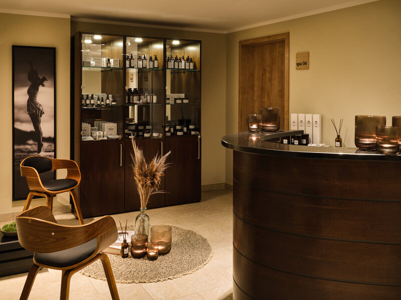 Rezeption des Spa Bereichs im lOEV Hotel.