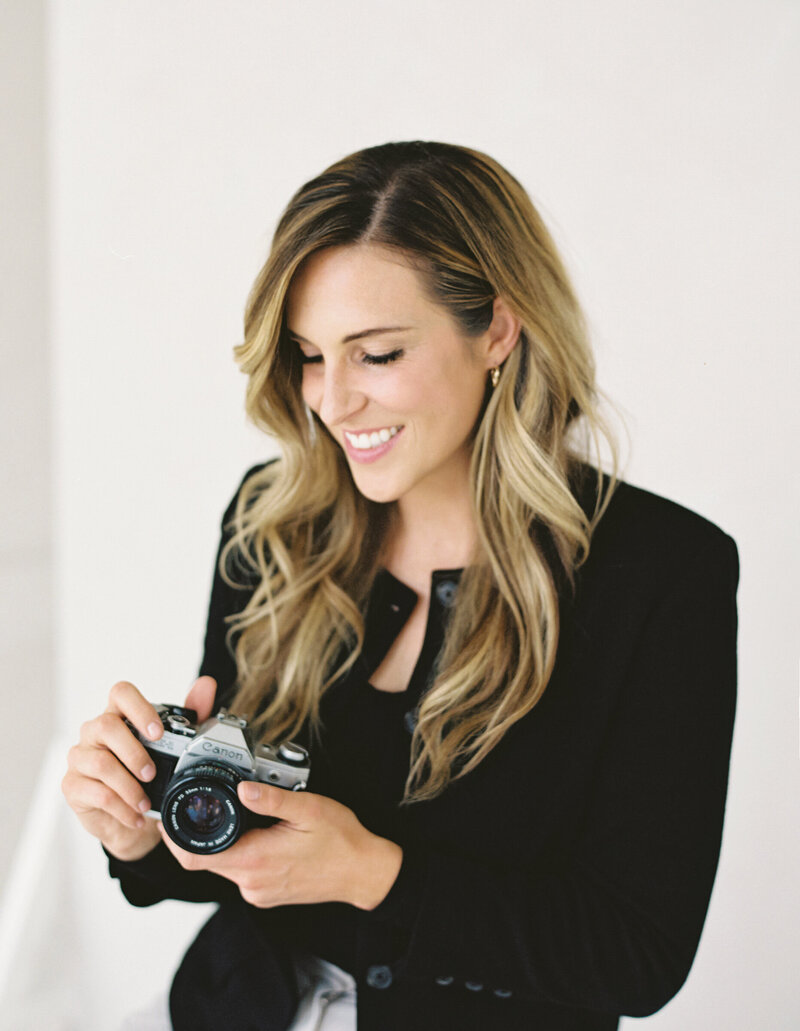 Headshot of Chicago wedding photographer Arielle Peters