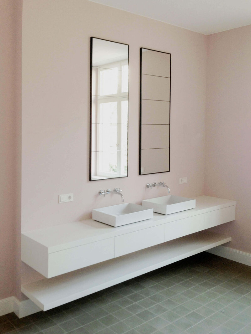 Badezimmer individuell mit zwei aufgesetzten Waschbecken auf Waschtisch | ADAM Innenausbau