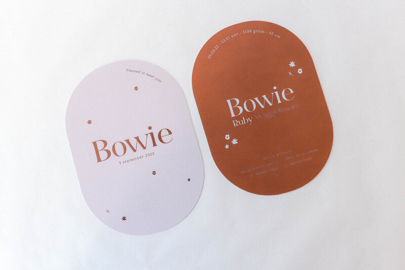 Ovaal-geboortekaartje-Bowie-met-lila-en-bordeaux-rood