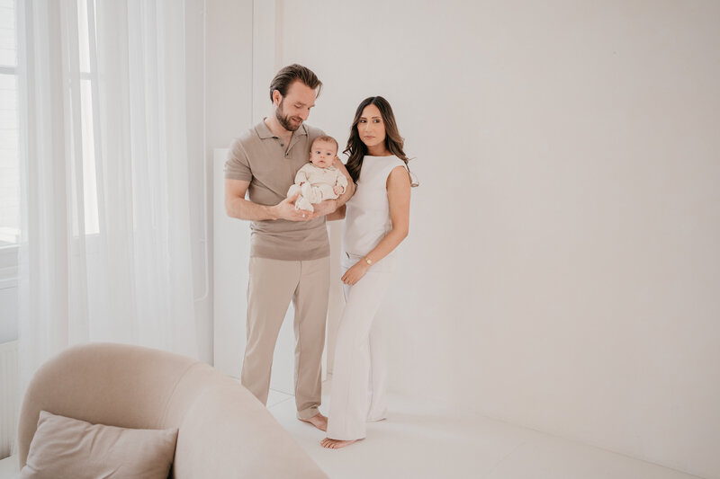 Pasgeboren baby gefotografeerd door Leukfotografie, gespecialiseerd in pure newbornfotografie in Atelier Oost