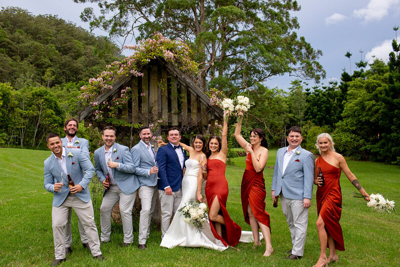 Fun photo with wedding couple, bridesmaids and groomsmen