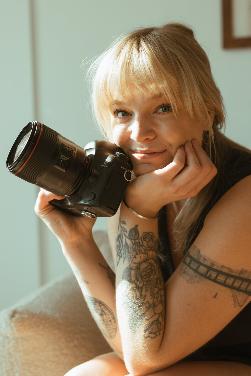 photographer with camera and tattoos