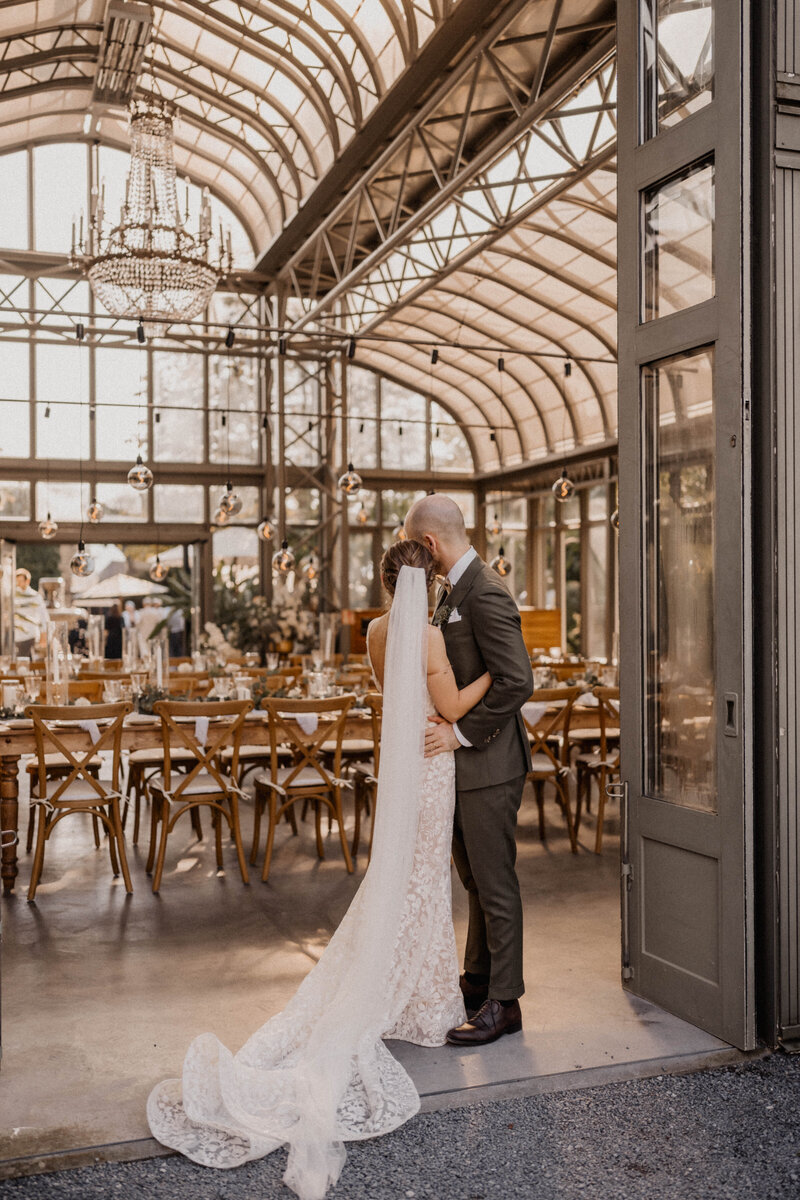 Hochzeitspaar betrachtet ihre Deko vom Eingang des Enea