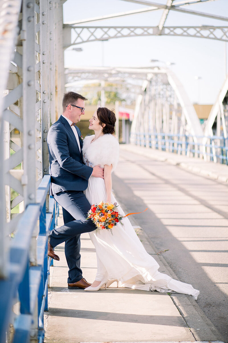 Svatební fotografie novomanželů na mostě u zámku v Chalupkách ve fine art stylu