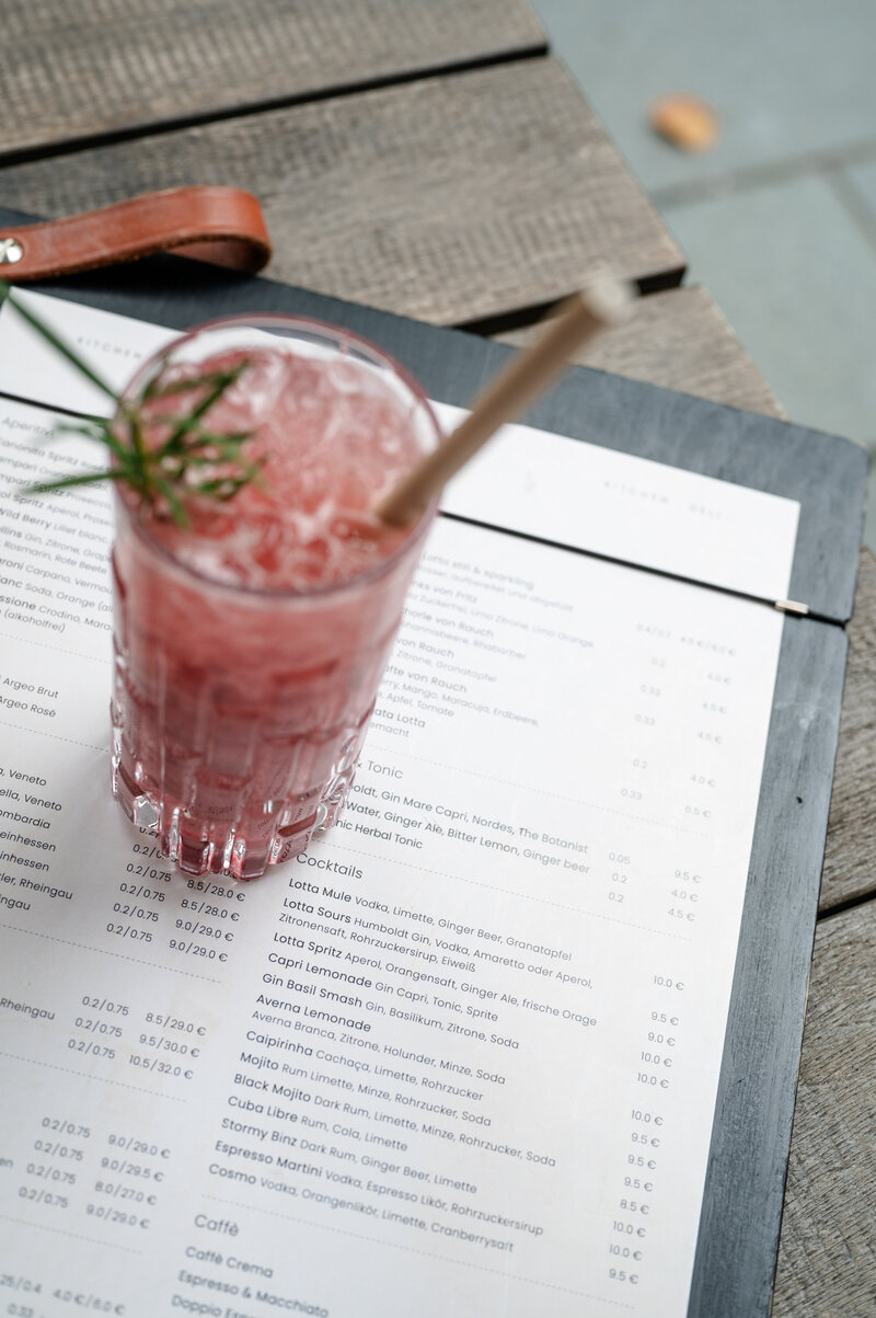Cocktail und Speisekarte im Restaurant LOTTA.