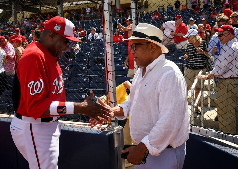 Dusty Baker shaking hands with Attorney Richard Ryles