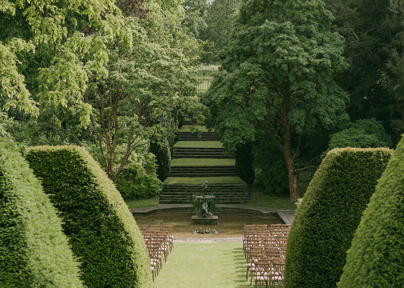 chloe-winstanley-weddings-cotswolds-cornwell-manor-outdoor-ceremony-gardens