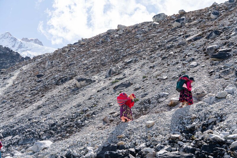 climbing_cholita_porters_backpacks_andes_bolivia