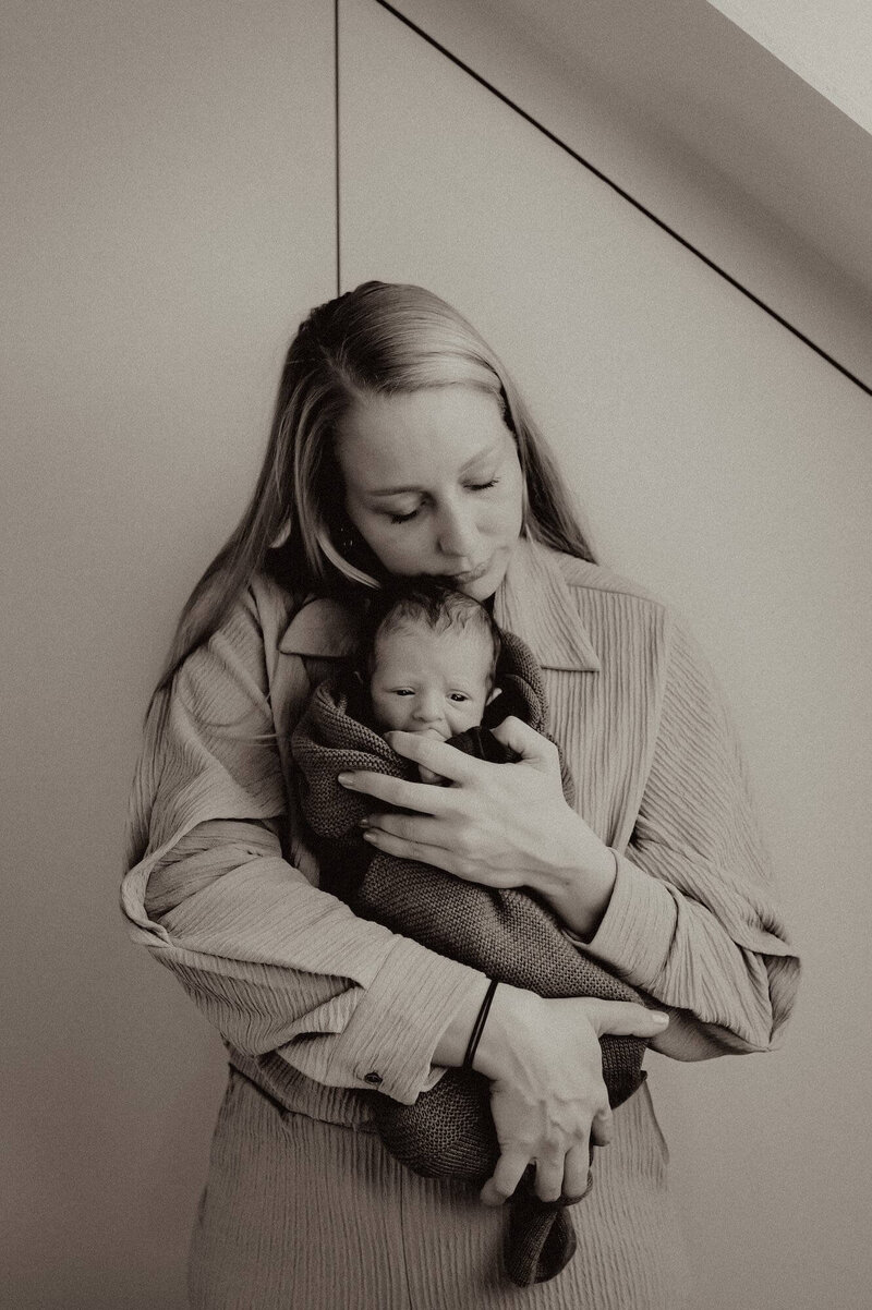 Mama omhelst pasgeboren baby