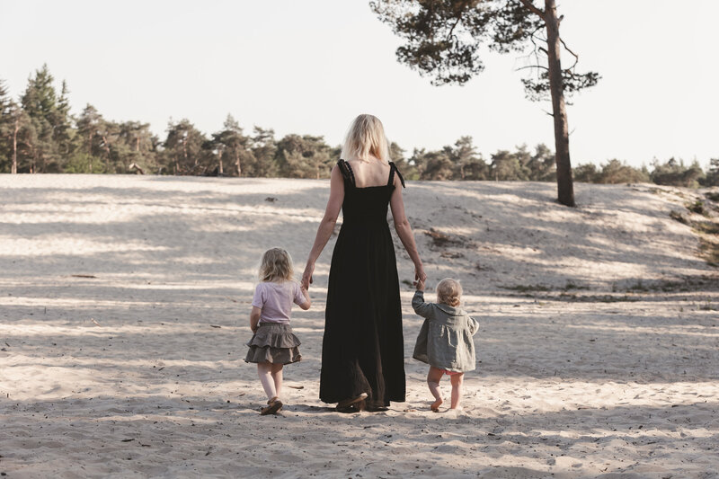 Moeder met 2 dochtertjes tijdens een gezinsshoot bij de Sahara in Ommen door Evita Fotografie