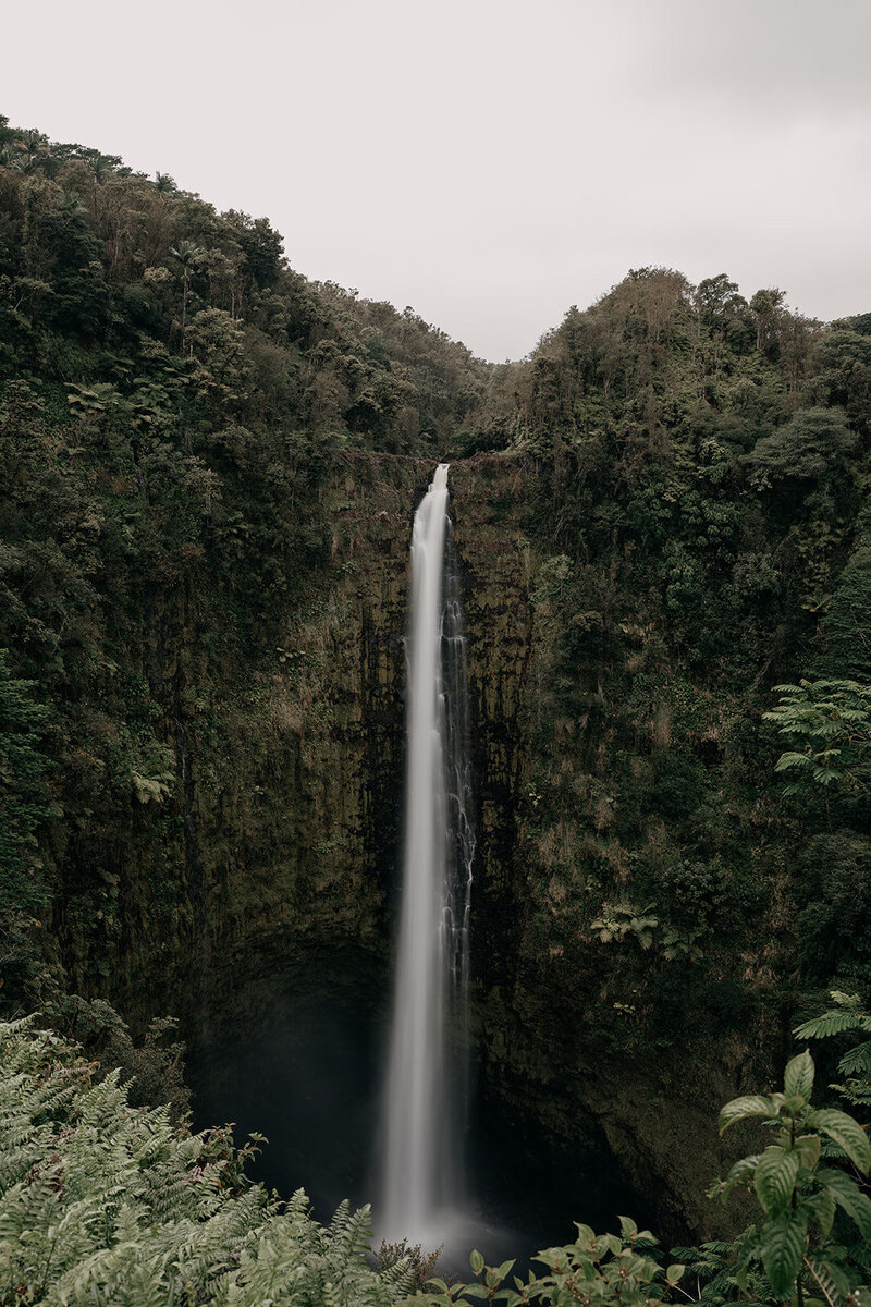 hawaii waterfall adventure hiking