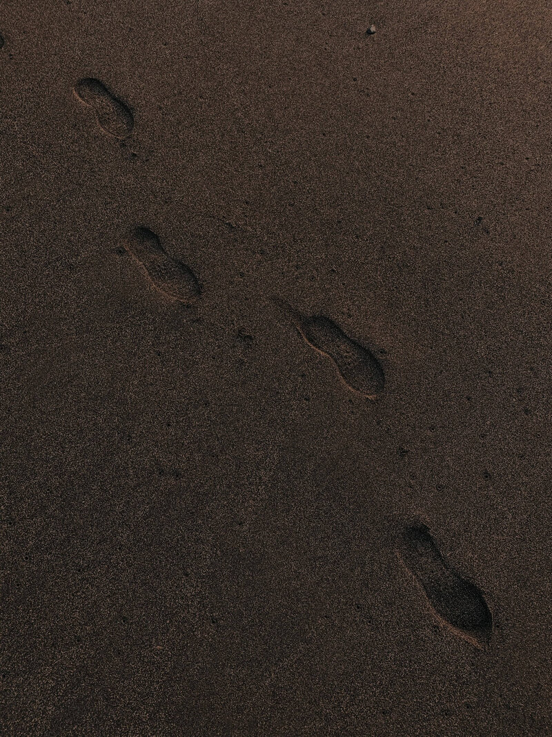 Fußabdrücke im Sand: Kindliche Prägungen und Erfahrungen, die uns begleiten