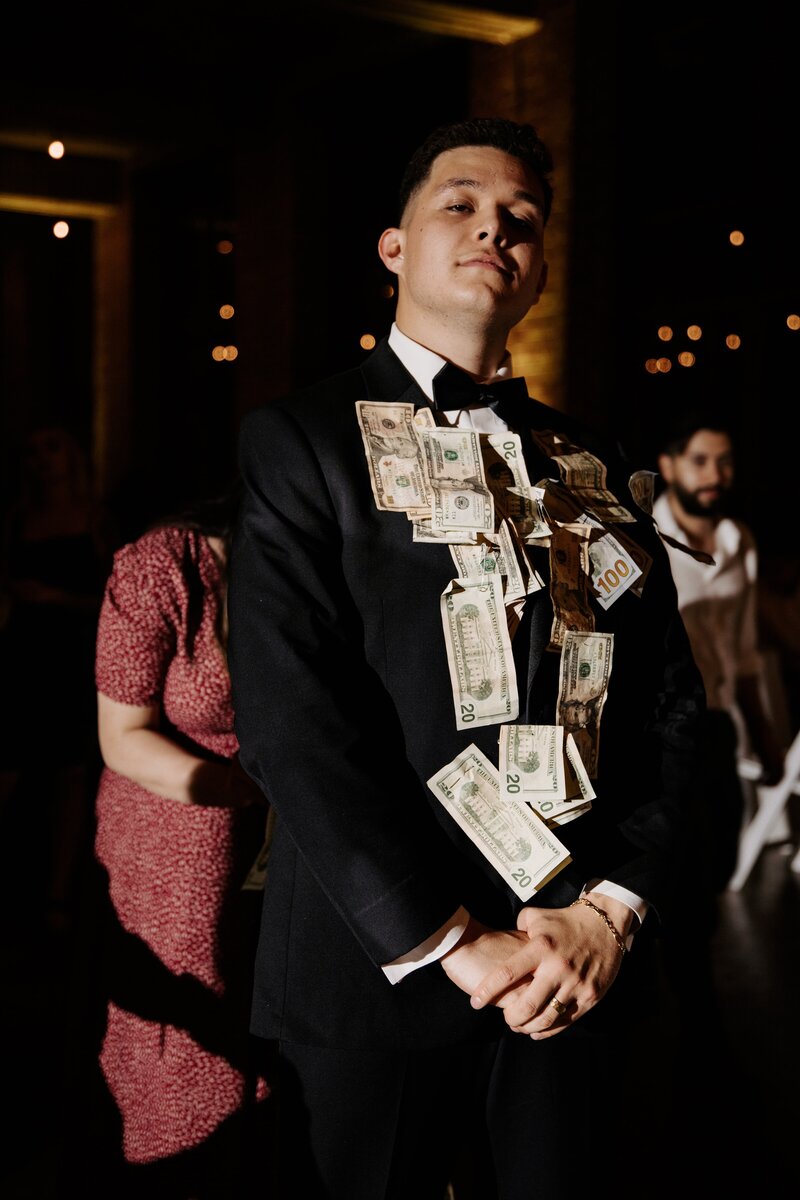 Latino Groom after the money dance Photo Simplamor