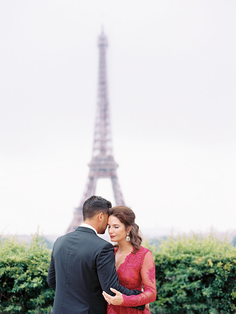 Married couple takes anniversary photos in front of Eiffel Tower