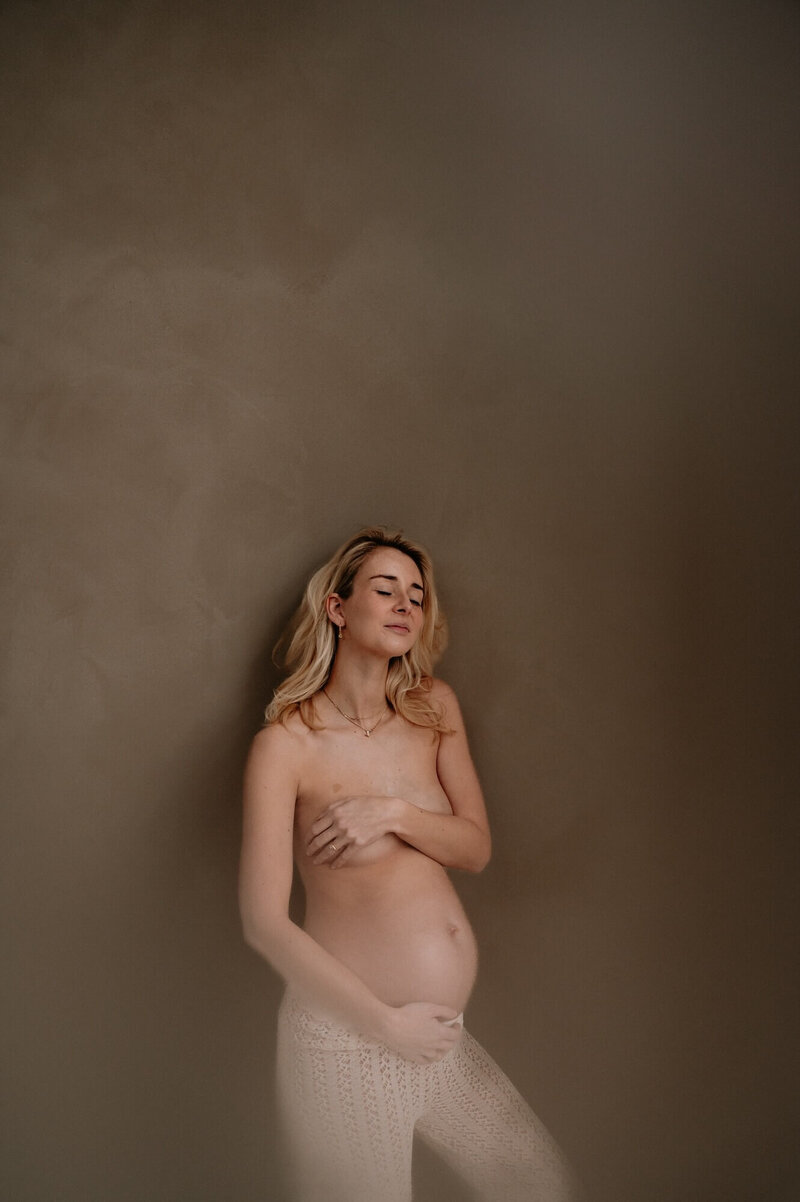 Zwangerschapsshoot in daglicht studio Atelier Oost te Amsterdam