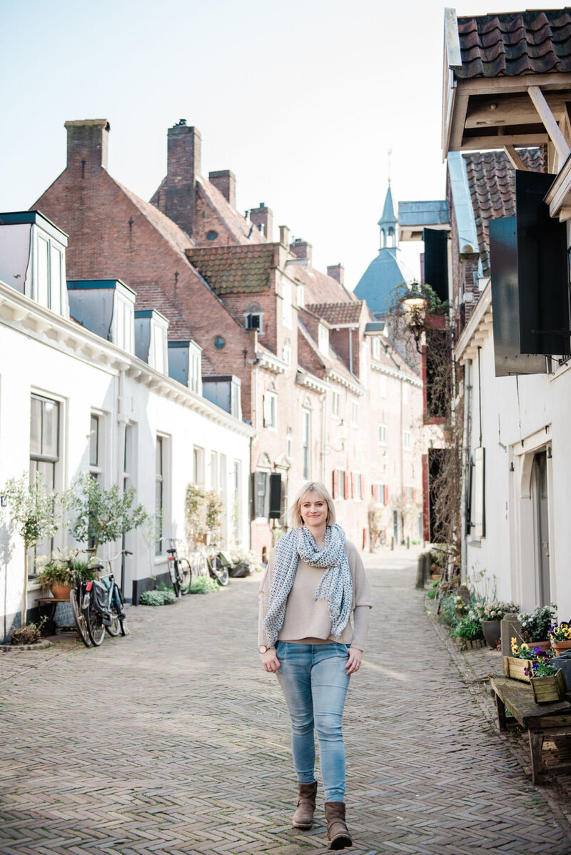 Rosanne van Cruijningen, redacteur en schrijfcoach voor schrijvers van fictie, loopt door een straatje in Amersfoort.