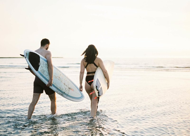 Surfer-couple-film-photography-adventurous-at-the-beach-surfs-up9
