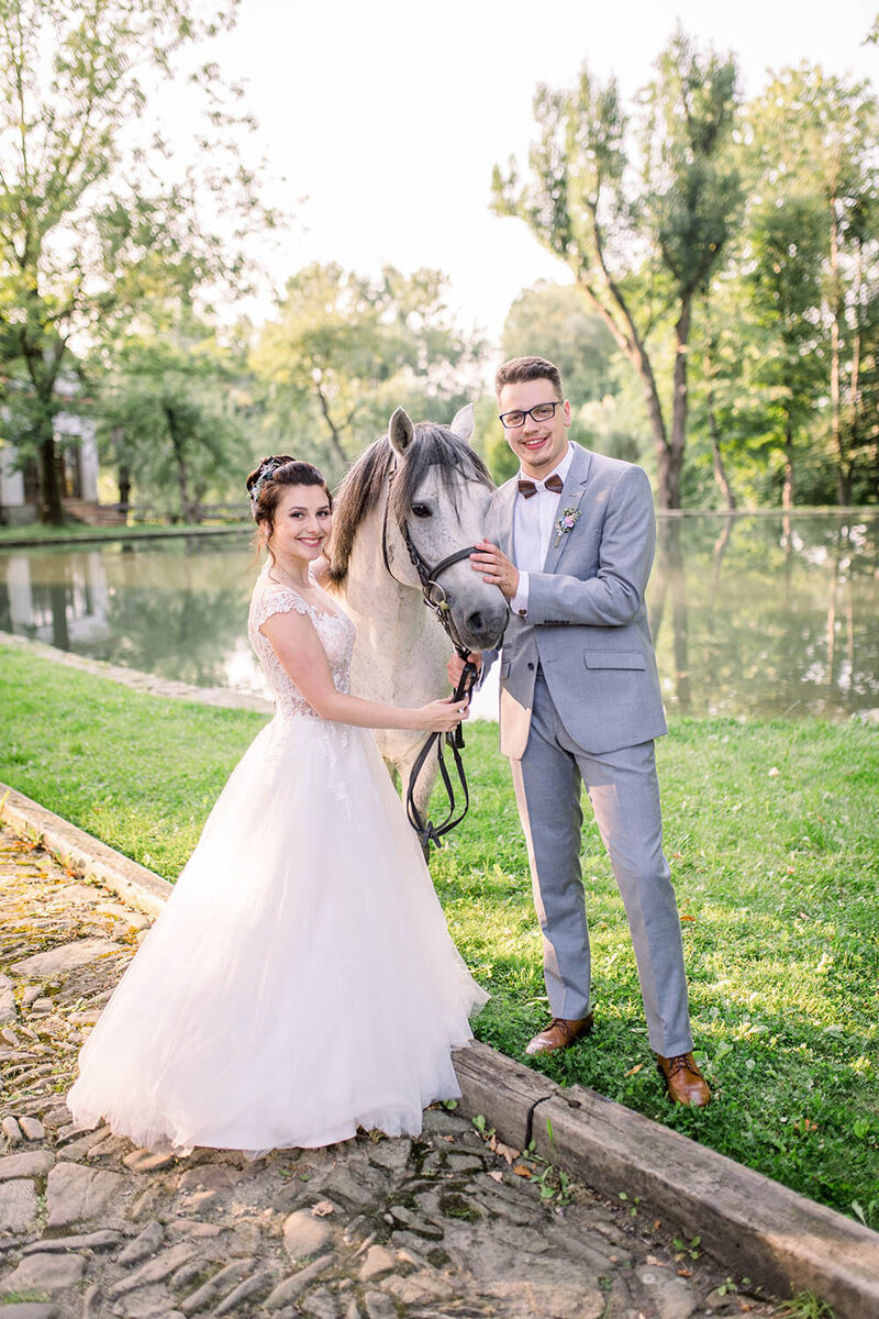 Svatební fotografie novomanželů s koněm  na Fotství oldřichovice