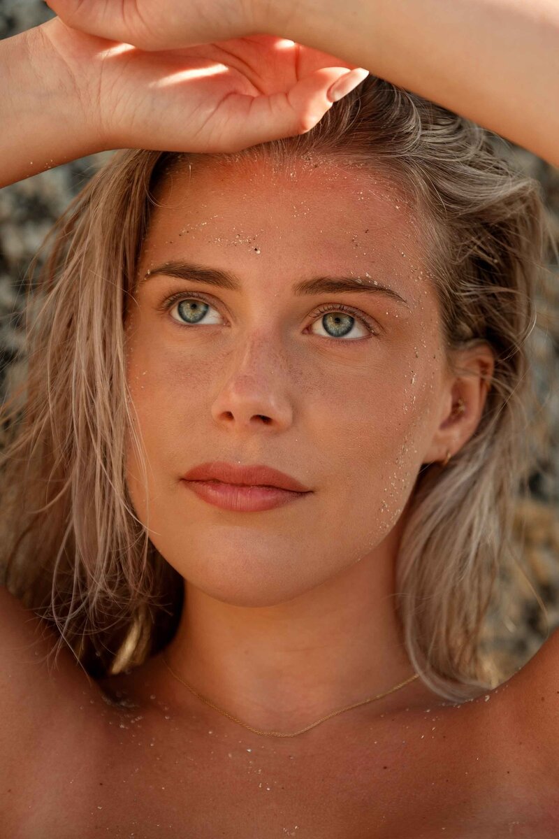 portret foto van Victoria Vermeer tijdens een lifestyle shoot in Kaapstad op het strand