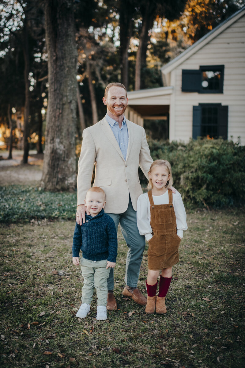 dad with  two young kids for old town bluffton family session